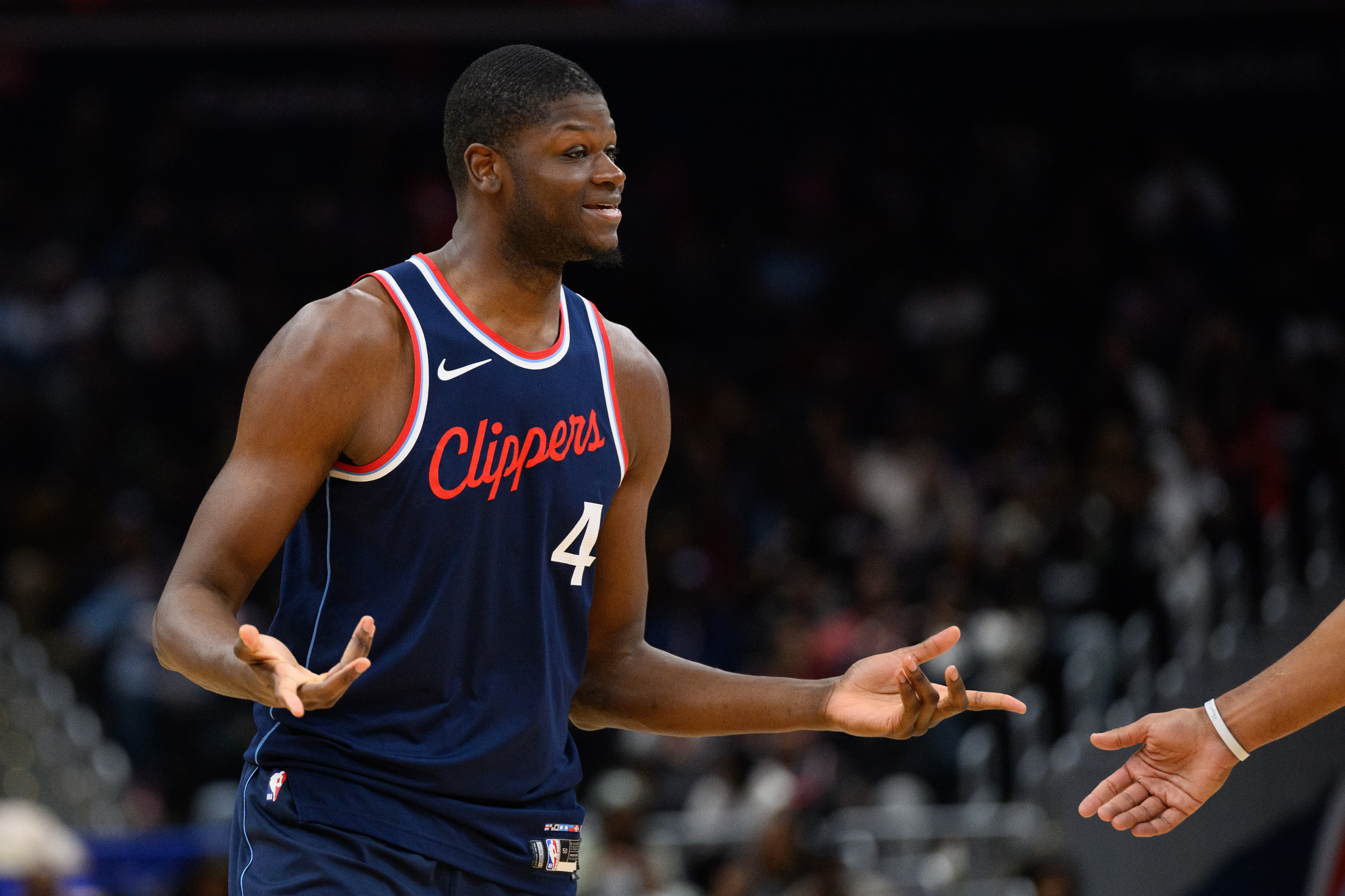 快船主场击败活塞